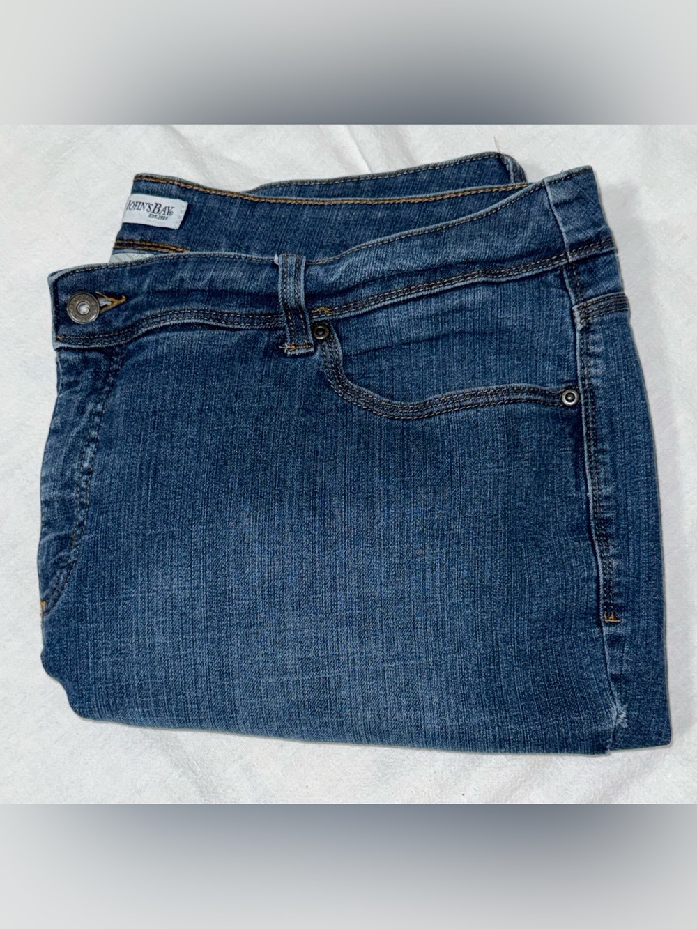 St. John’s Bay Women’s Plus 20W Medium Wash Mid-Rise Denim Capris